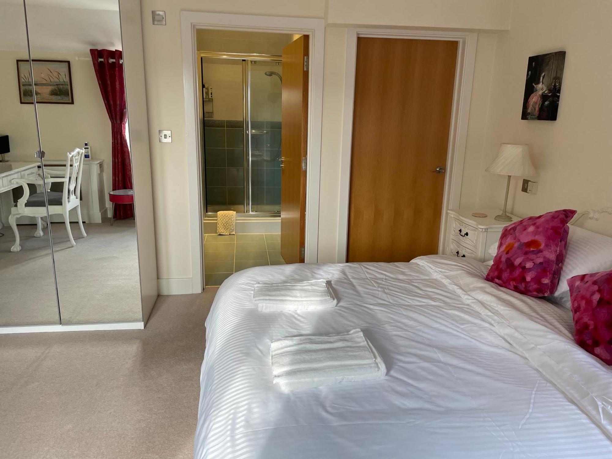Top Floor En-Suite Double Bedrooms With Great View Of Windsor Castle & Free Parking Екстер'єр фото