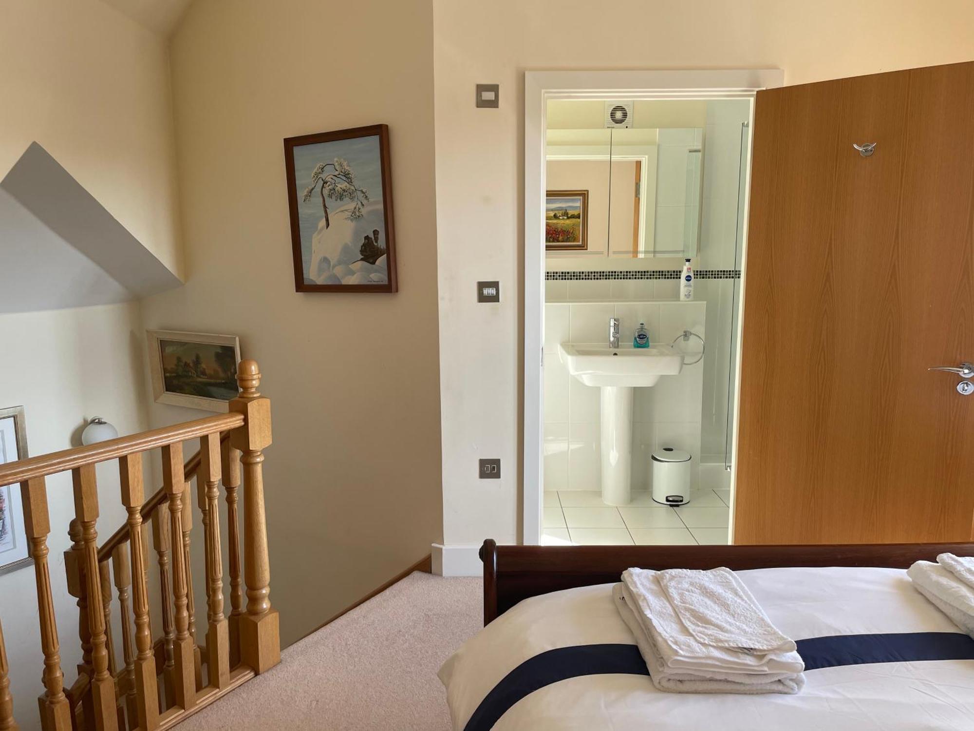 Top Floor En-Suite Double Bedrooms With Great View Of Windsor Castle & Free Parking Екстер'єр фото