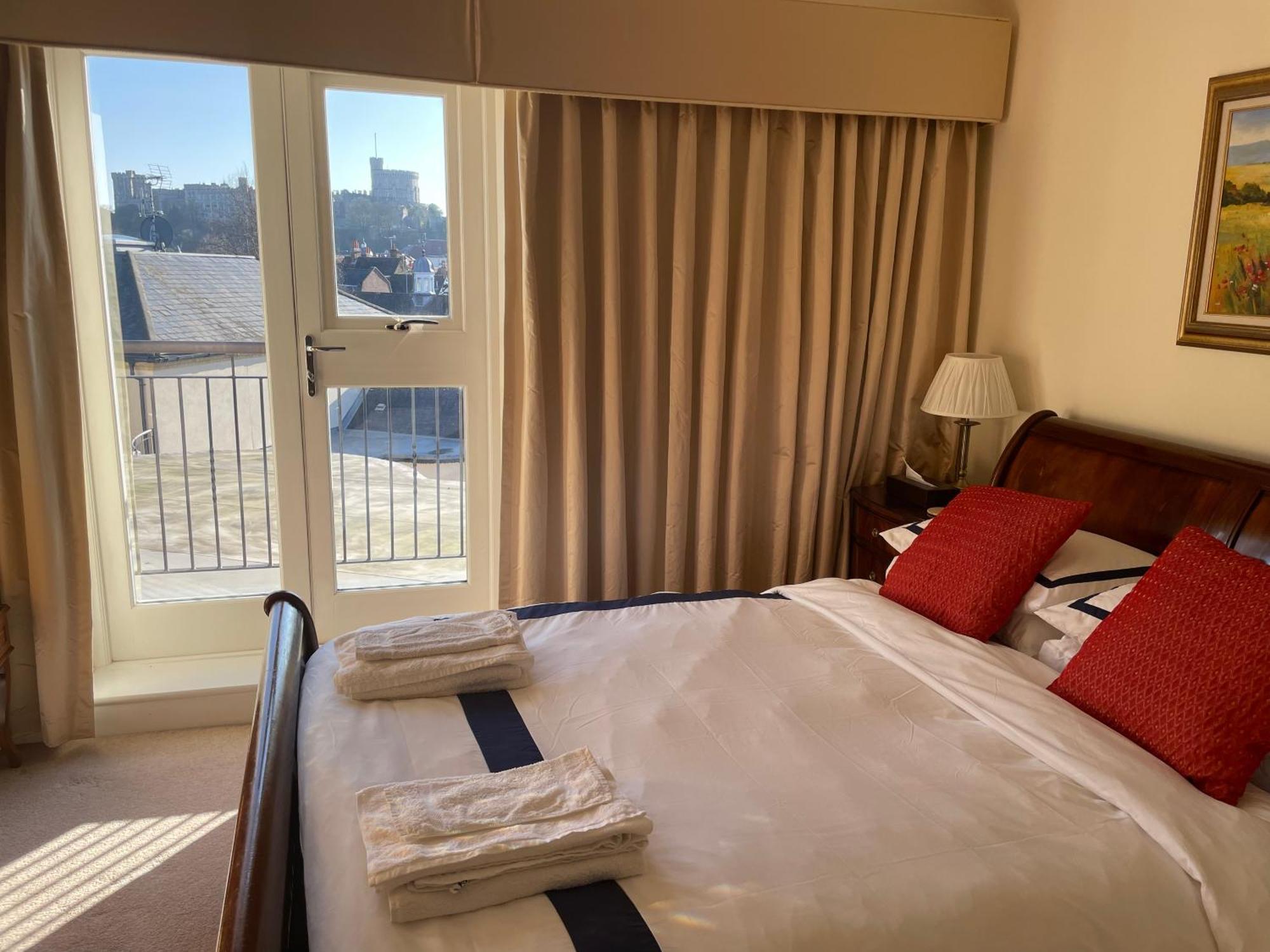 Top Floor En-Suite Double Bedrooms With Great View Of Windsor Castle & Free Parking Екстер'єр фото