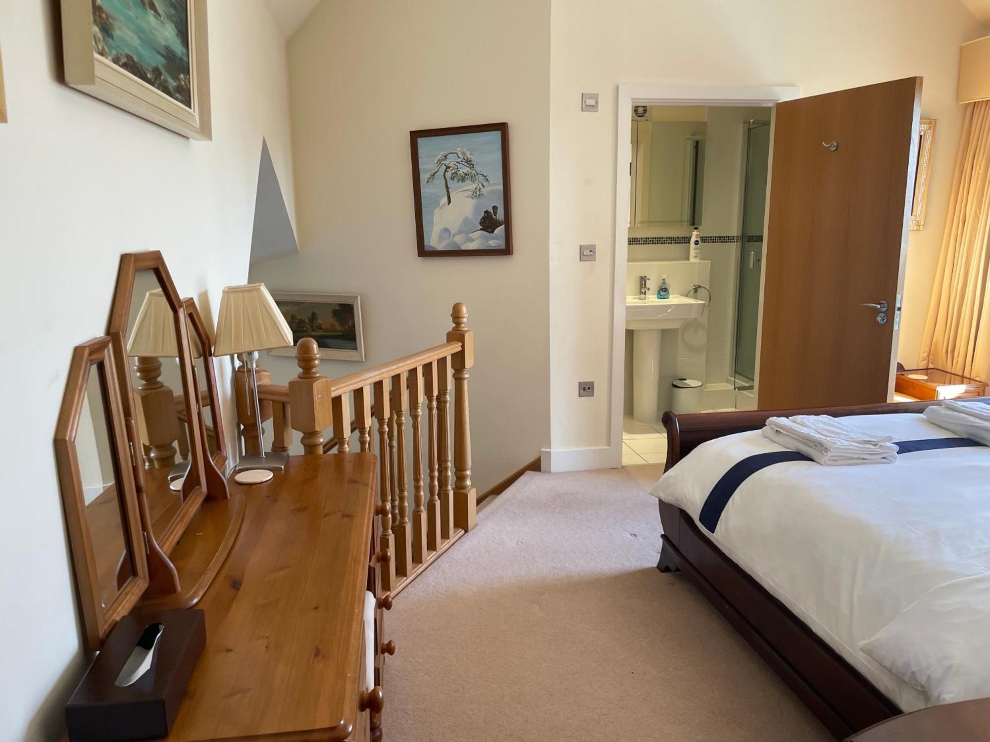 Top Floor En-Suite Double Bedrooms With Great View Of Windsor Castle & Free Parking Екстер'єр фото