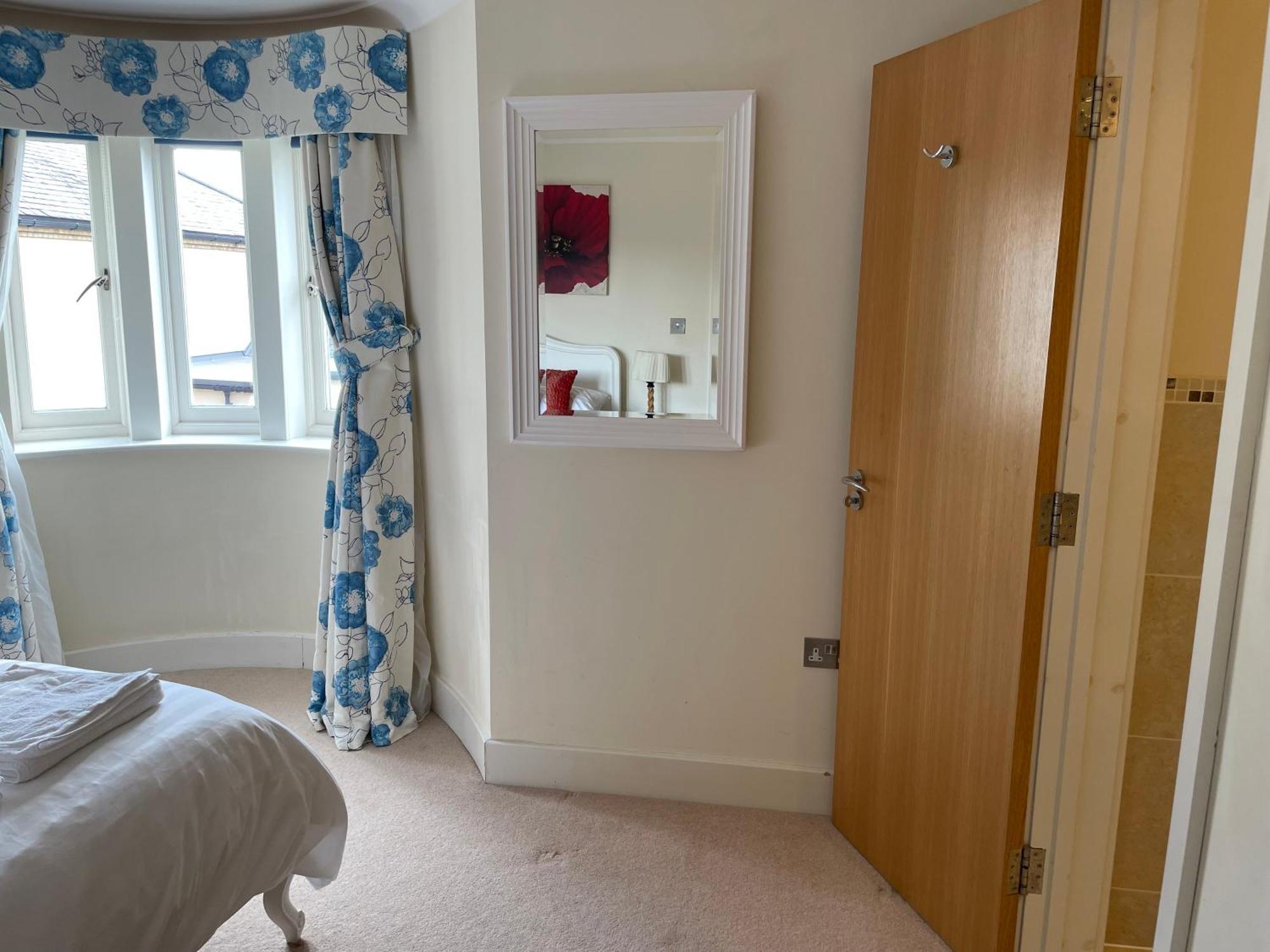 Top Floor En-Suite Double Bedrooms With Great View Of Windsor Castle & Free Parking Екстер'єр фото
