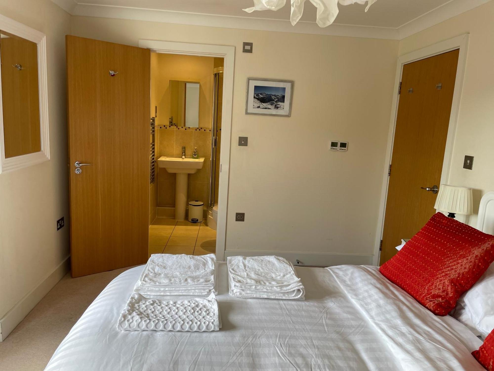 Top Floor En-Suite Double Bedrooms With Great View Of Windsor Castle & Free Parking Екстер'єр фото