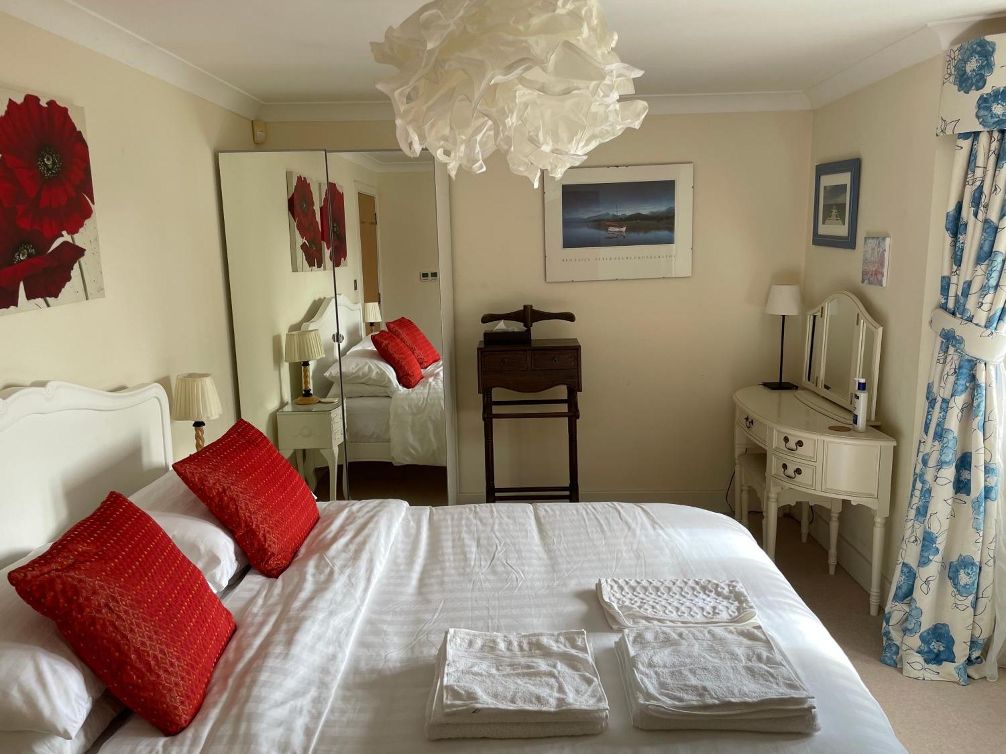 Top Floor En-Suite Double Bedrooms With Great View Of Windsor Castle & Free Parking Екстер'єр фото